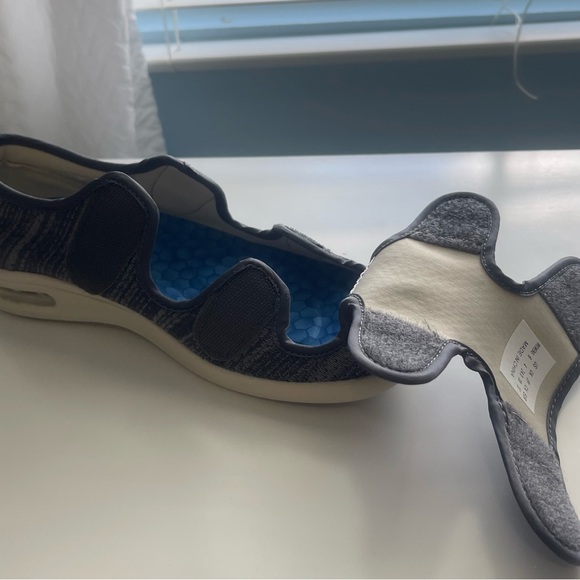 Youyun Women's adjustable diabetic shoes.Size 6. with Velcro and memory foam. - Picture 3 of 5